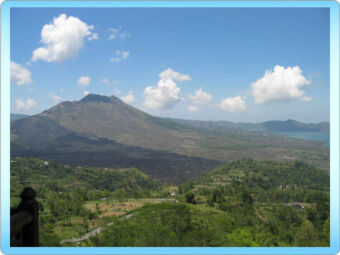 バトゥール湖を見下ろすバリ一の景勝地キンタマーニ高原 1