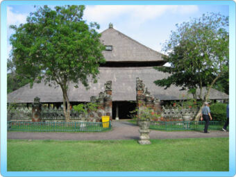 「美しい庭園」を意味する風向明媚なタマンアユン寺院 1