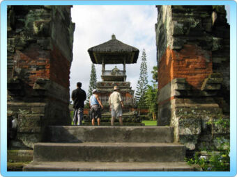 「美しい庭園」を意味する風向明媚なタマンアユン寺院 2