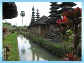 「美しい庭園」を意味する風向明媚なタマンアユン寺院 3